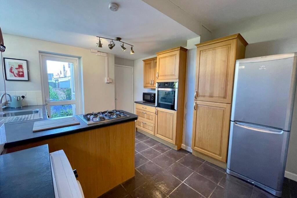 Large House Near Victoria Park For Groups, 10 Mins Bus To Centre Holiday home