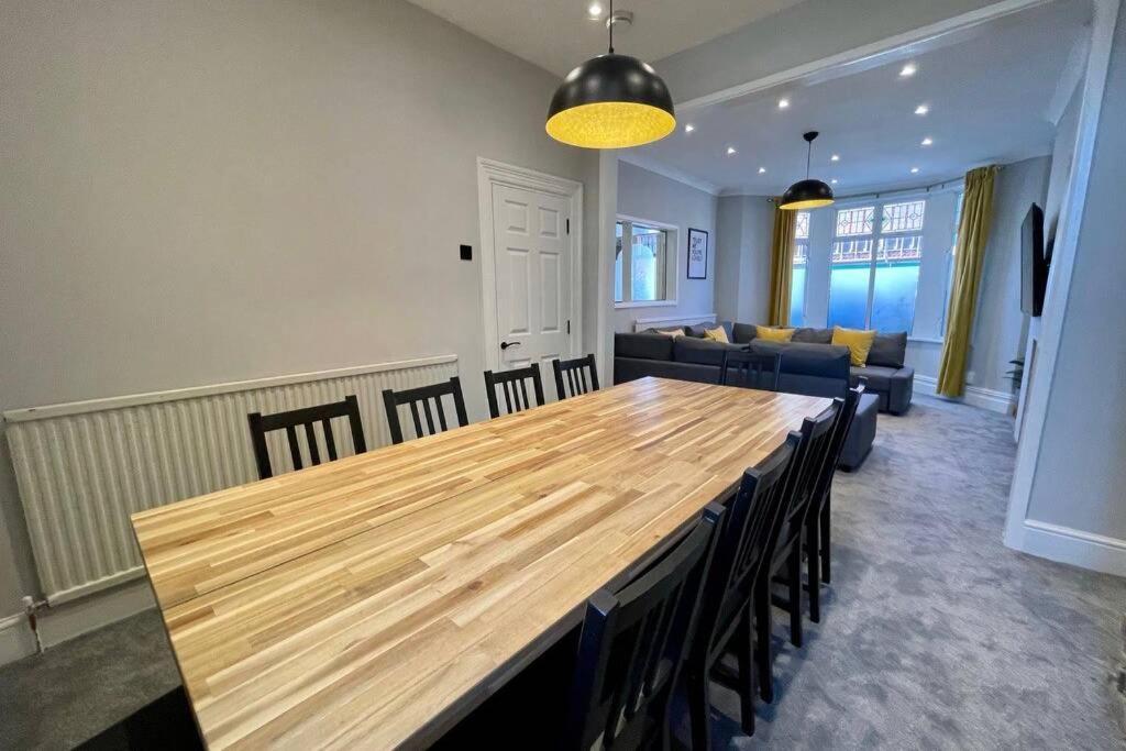 Large House Near Victoria Park For Groups, 10 Mins Bus To Centre Holiday home *