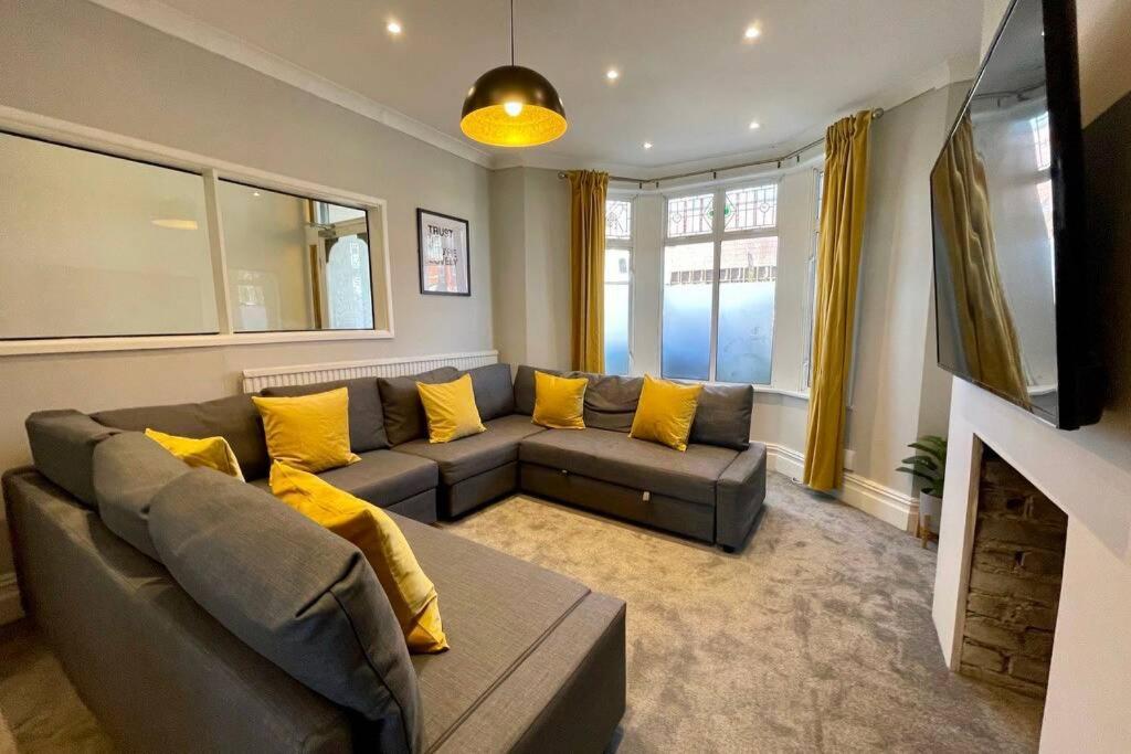 Large House Near Victoria Park For Groups, 10 Mins Bus To Centre Holiday home Cardiff
