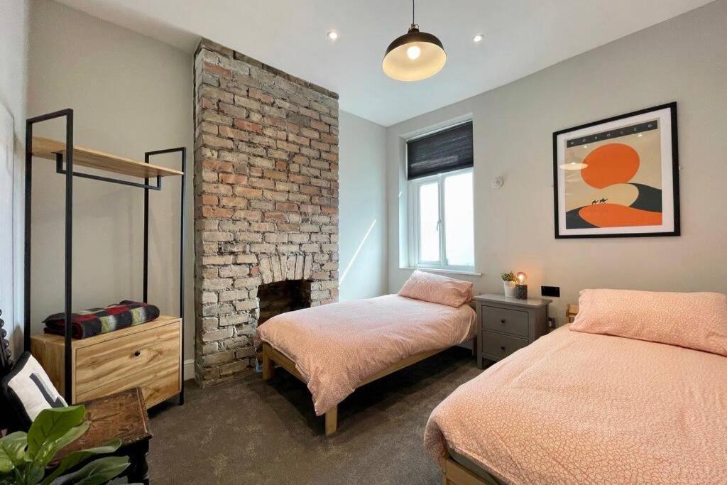 Holiday home Large House Near Victoria Park For Groups, 10 Mins Bus To Centre *