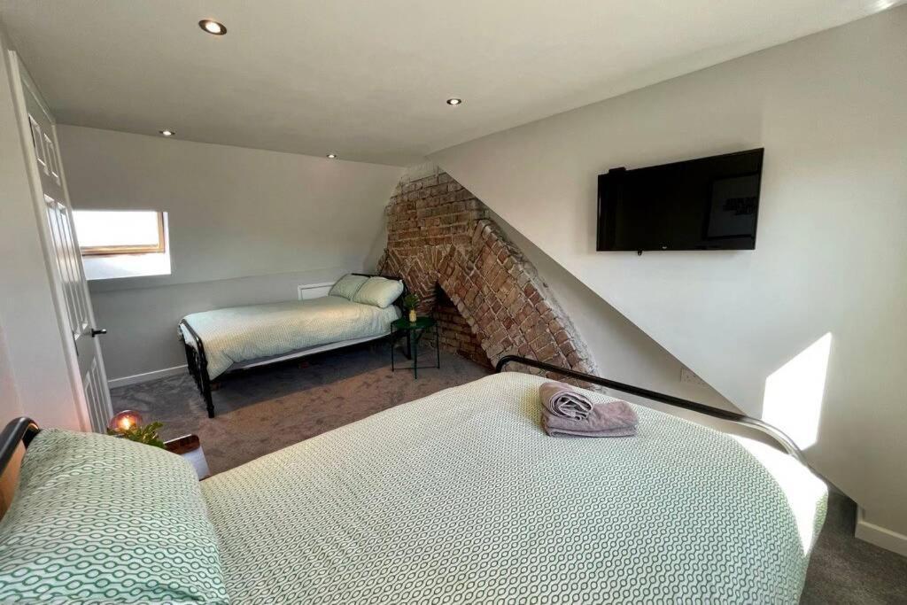 Large House Near Victoria Park For Groups, 10 Mins Bus To Centre