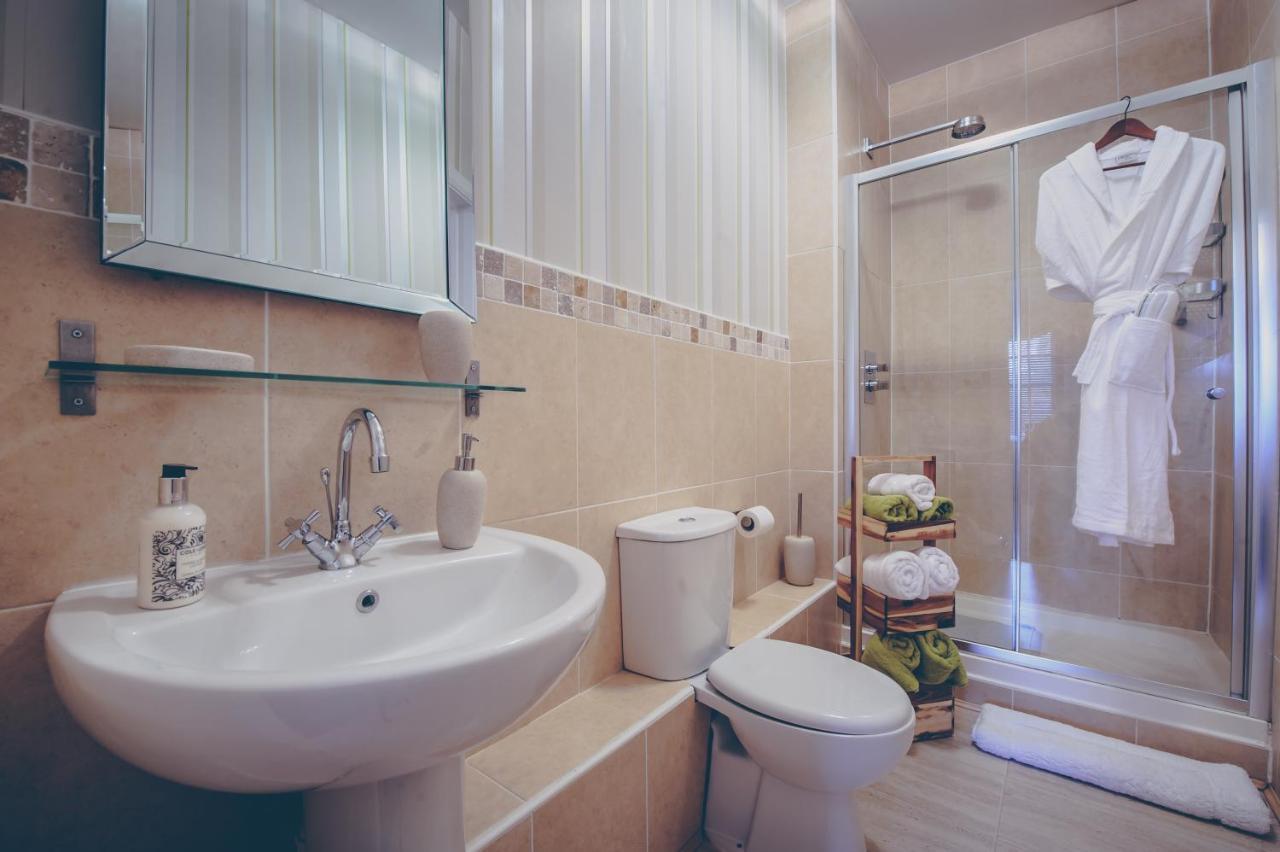 Country house De Courceys Manor & Cardiff