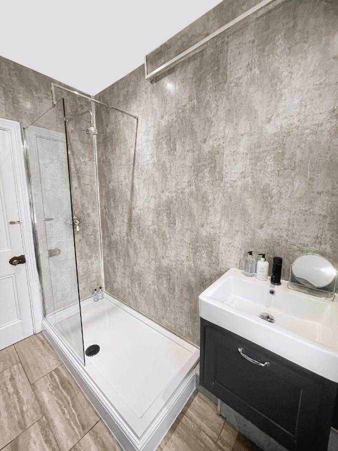 Holiday home Large House Near Victoria Park For Groups, 10 Mins Bus To Centre *