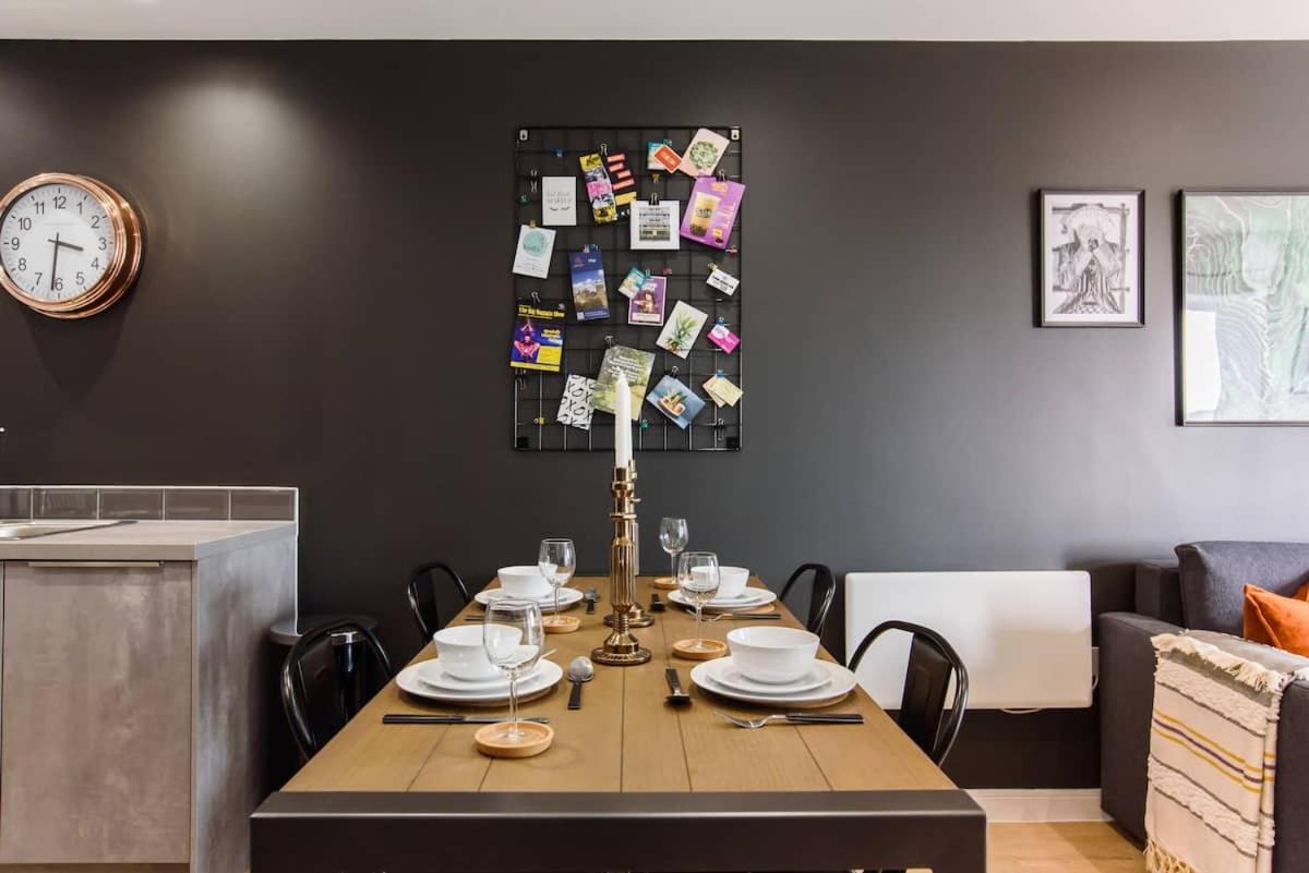 Stylish In City Centre Apartment Cardiff