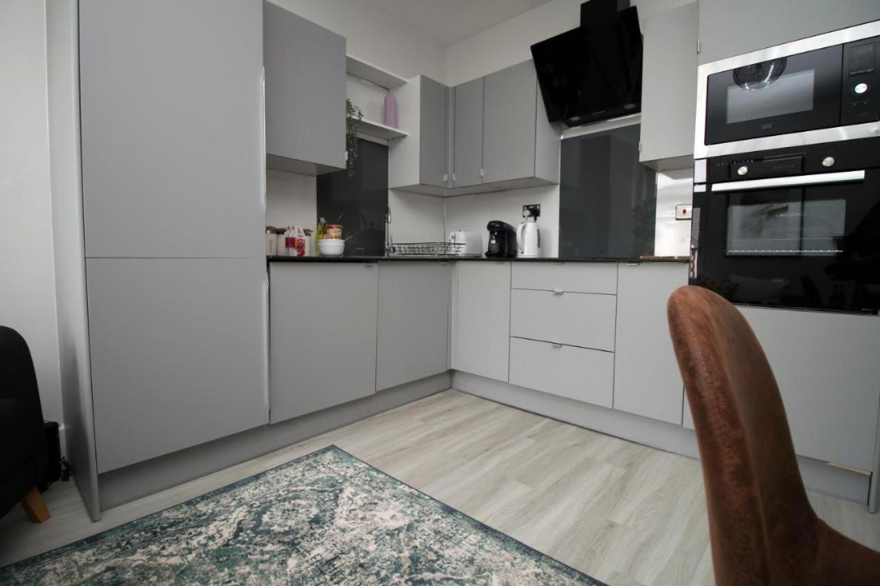 Modern 2 Bedroom - Location! Apartment Cardiff
