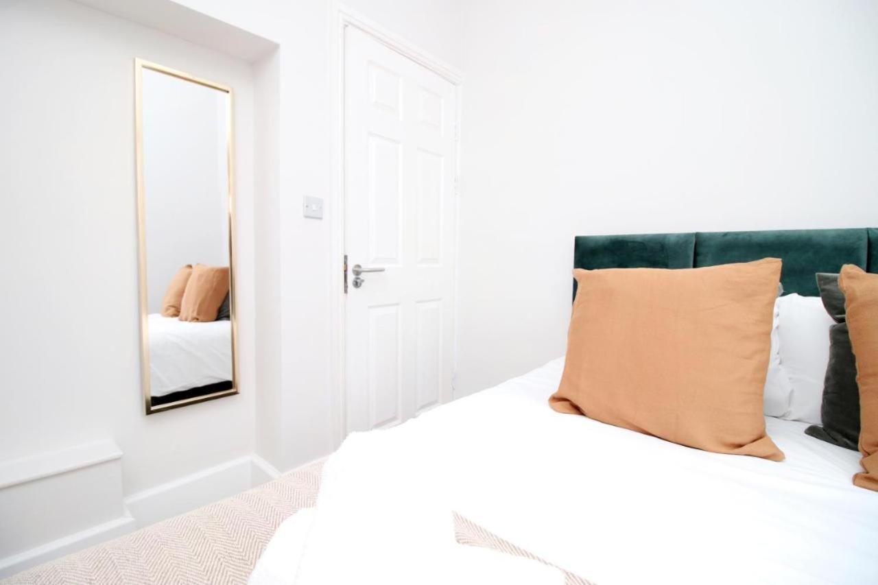 Modern 2 Bedroom - Location! Apartment