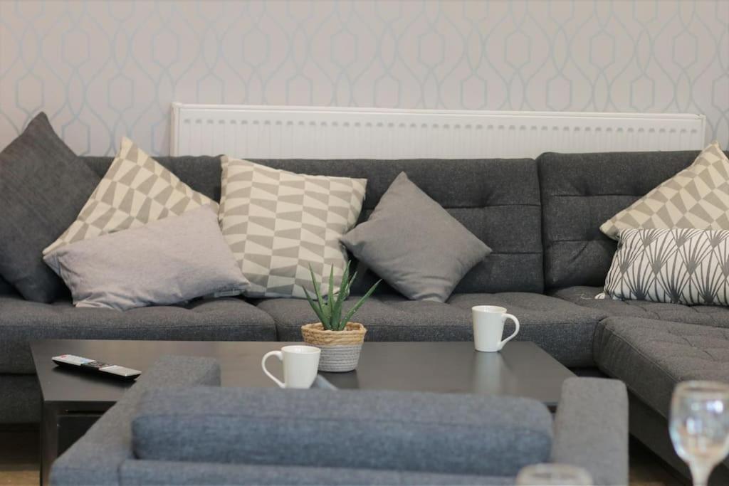 Holiday home Large Modern House By Promise Cardiff