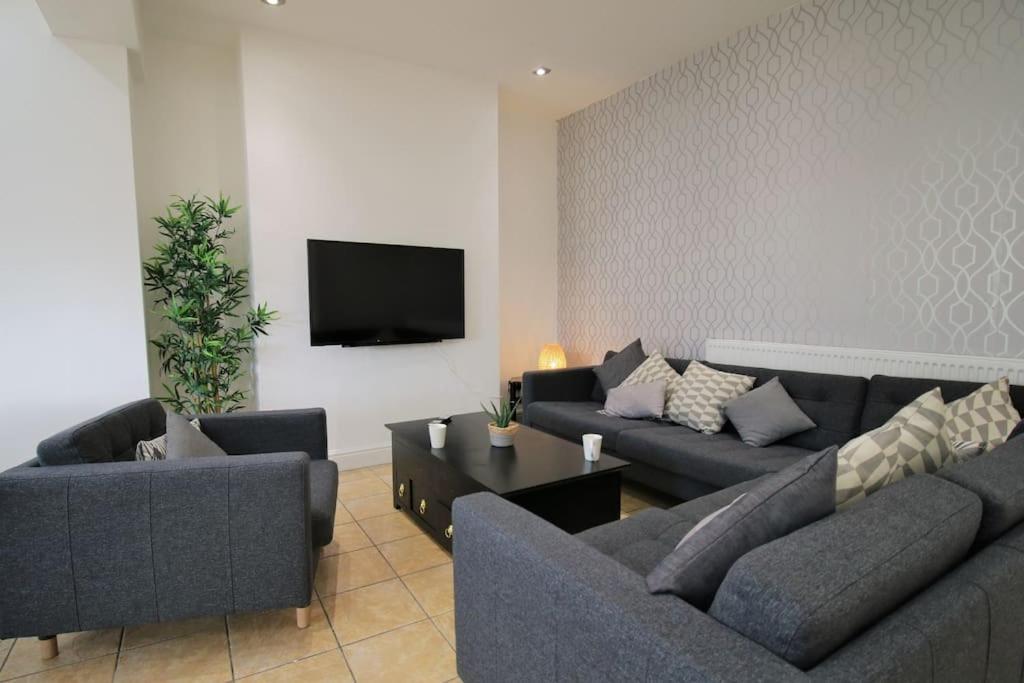 Large Modern House By Promise * Cardiff
