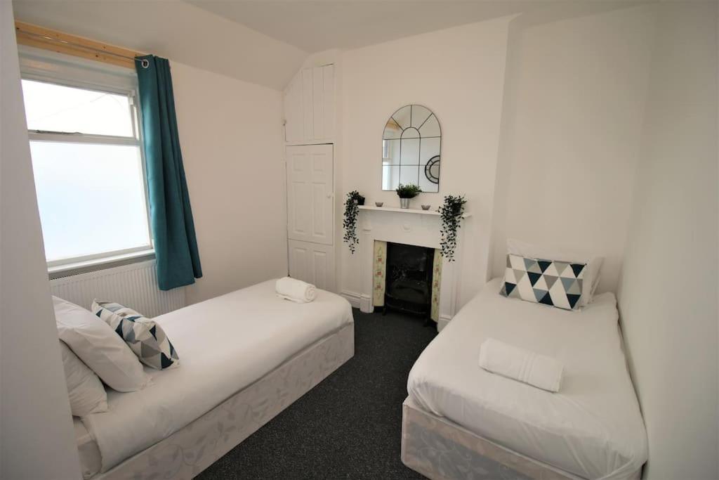 Large Modern House By Promise Holiday home Cardiff