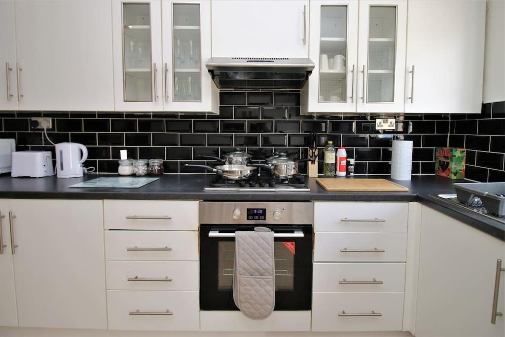Large Modern House By Promise Holiday home Cardiff