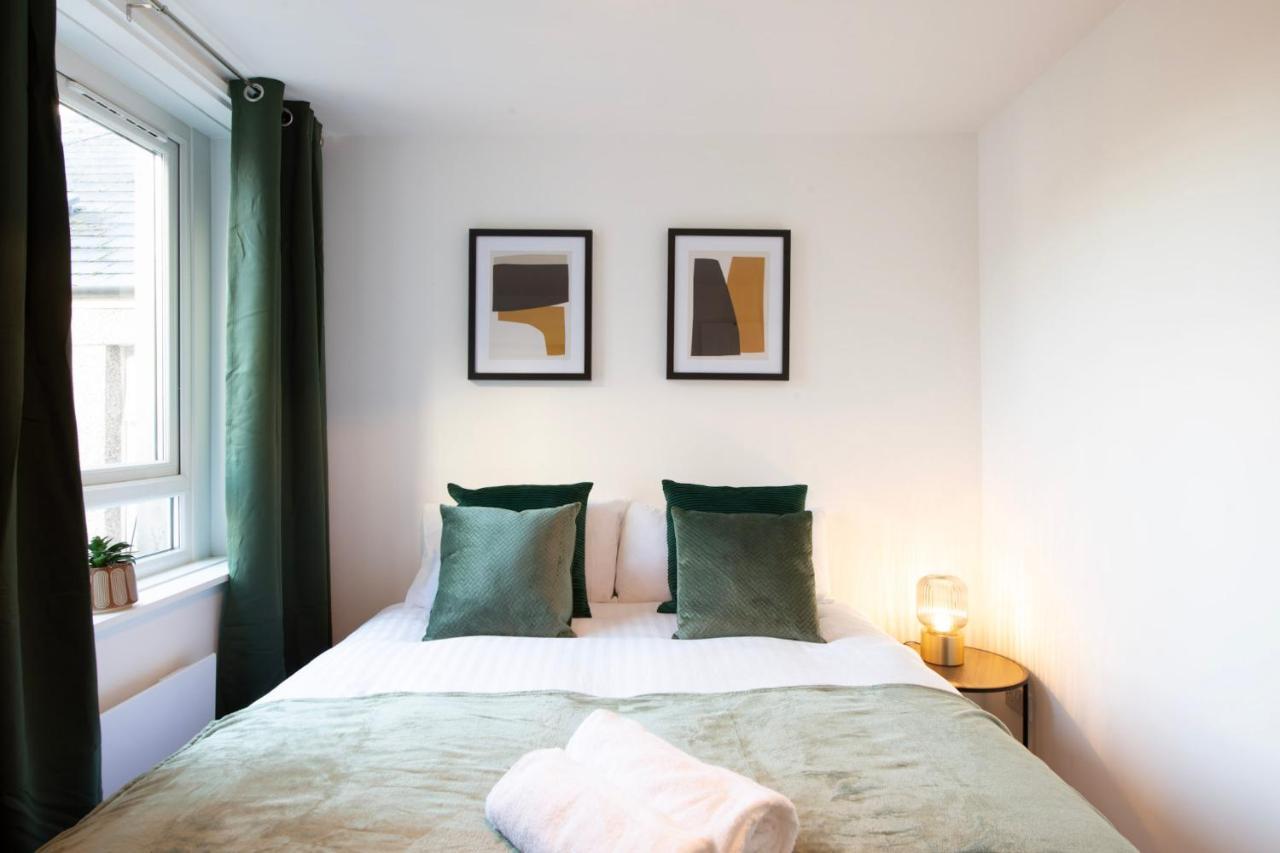 Connaught House - City Centre - Free Parking & Wi-fi
