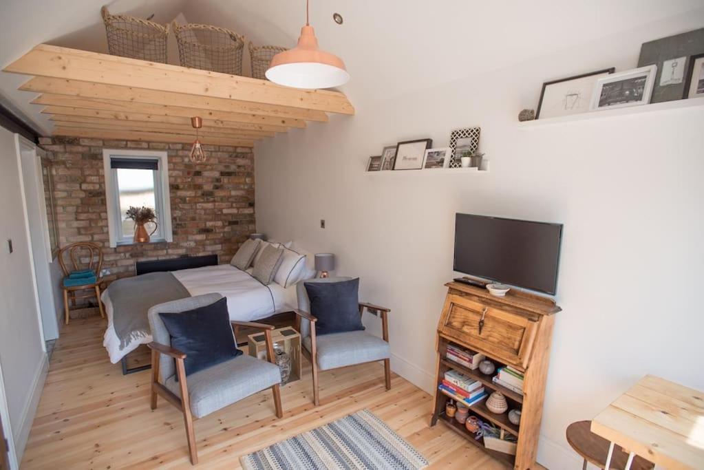 Cwtch, Cozy Studio, Private, Separate Entrance. Cardiff