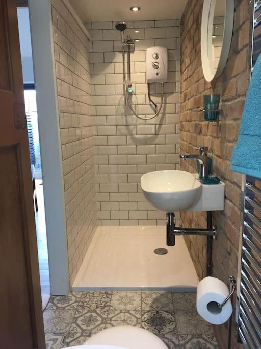 Apartment Cwtch, Cozy Studio, Private, Separate Entrance.