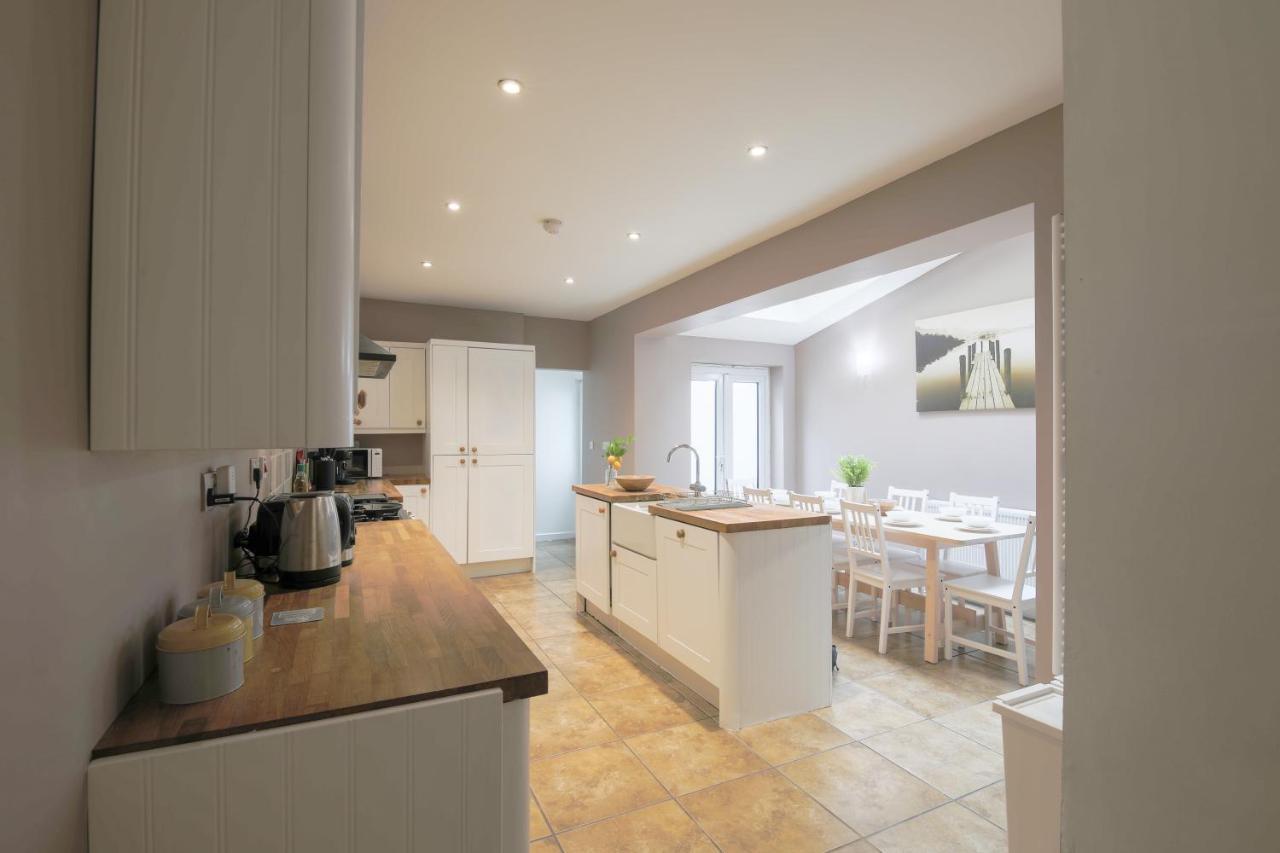 Spacious 4 Bedroom House- Walking Distance To Centre & Great Backyard Holiday home Cardiff