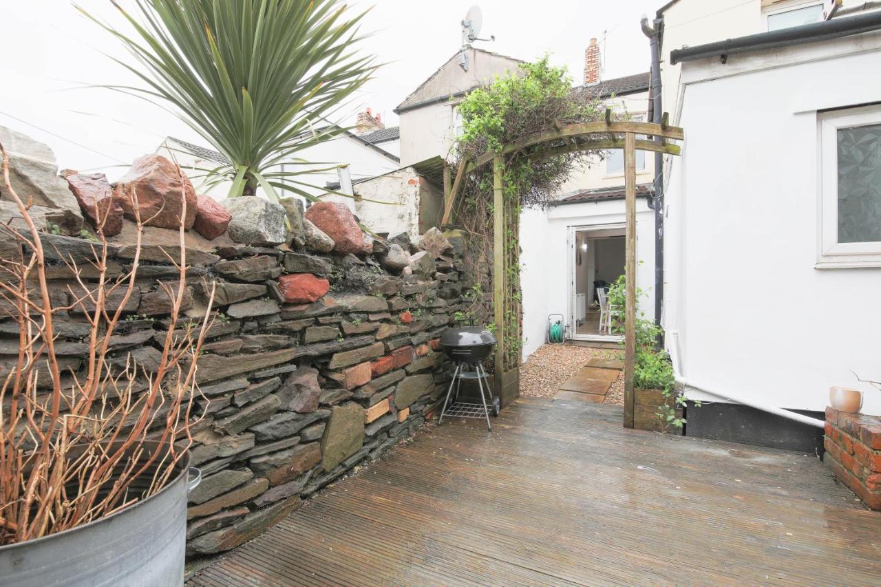 Holiday home Spacious 4 Bedroom House- Walking Distance To Centre & Great Backyard *