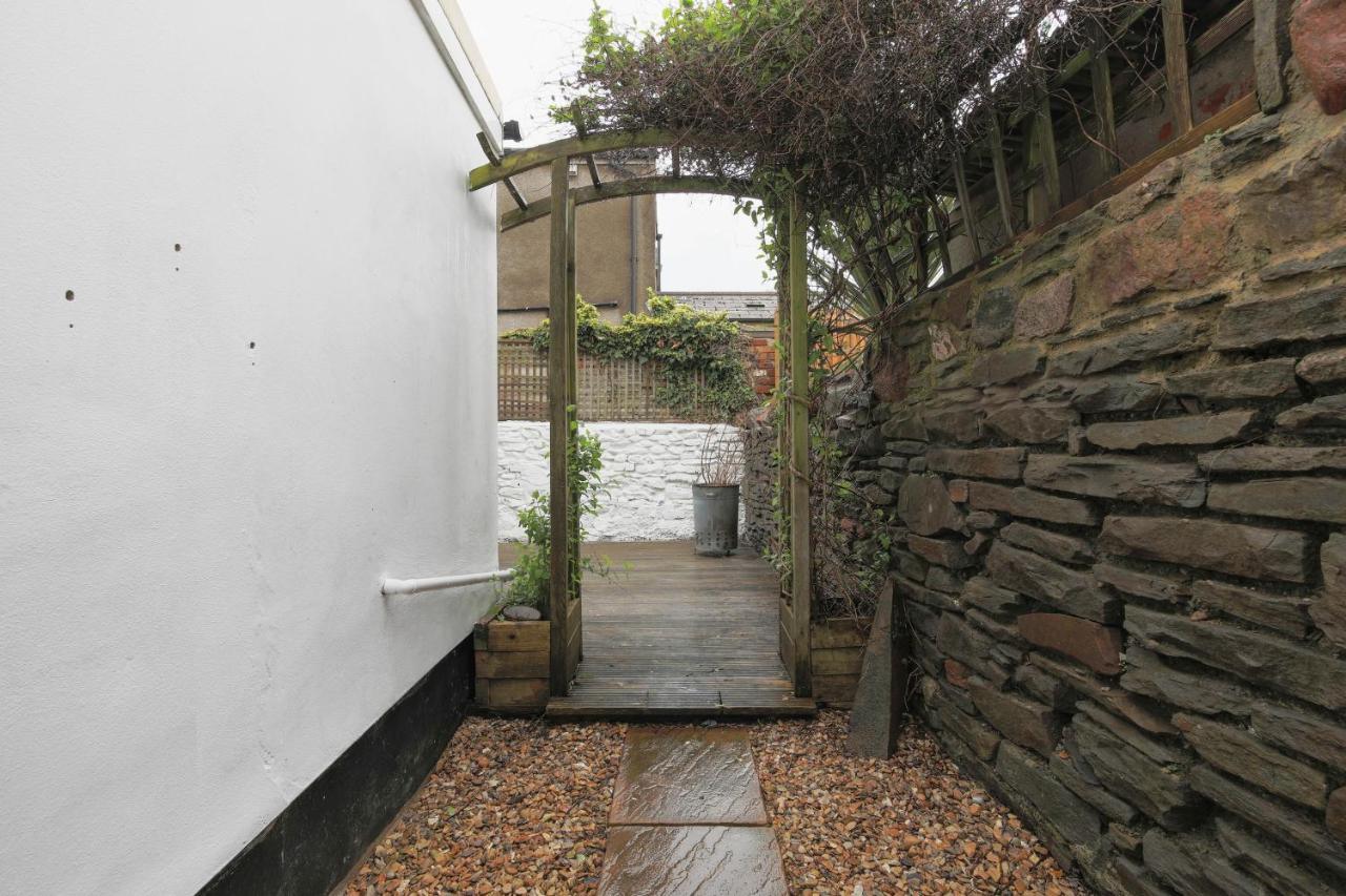 Spacious 4 Bedroom House- Walking Distance To Centre & Great Backyard Holiday home *