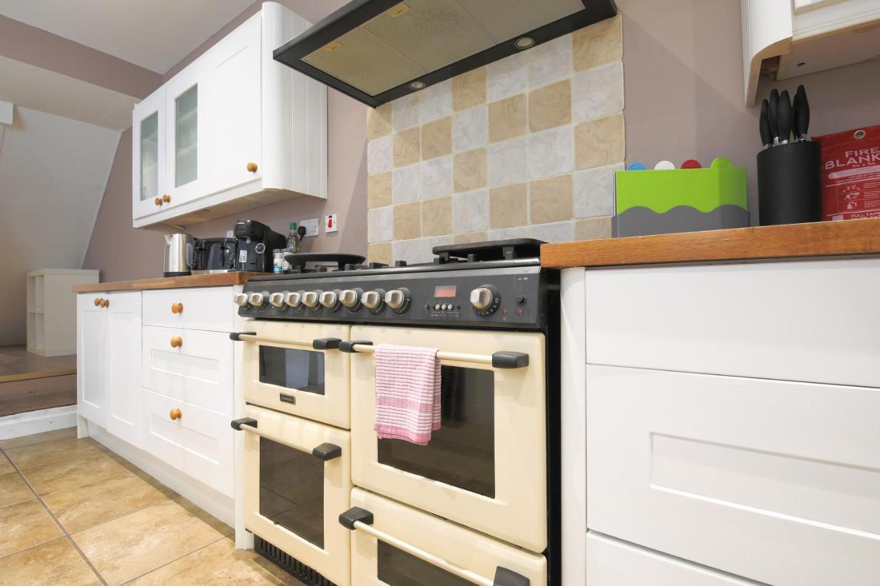 Spacious 4 Bedroom House- Walking Distance To Centre & Great Backyard * Cardiff