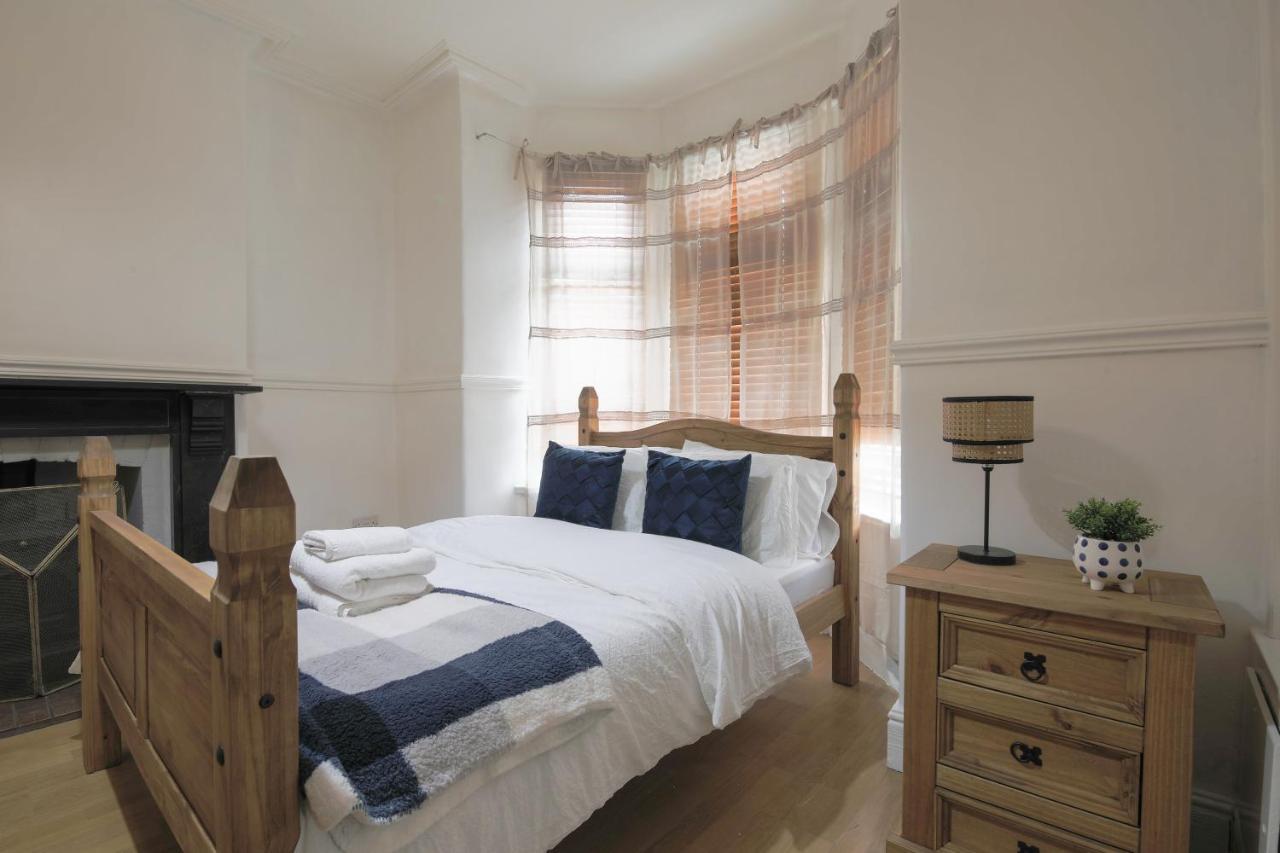 Holiday home Spacious 4 Bedroom House- Walking Distance To Centre & Great Backyard Cardiff