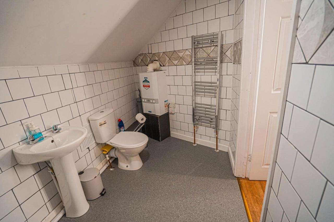 Private And Spacious 2 Bedroom House - Free Parking! Cardiff