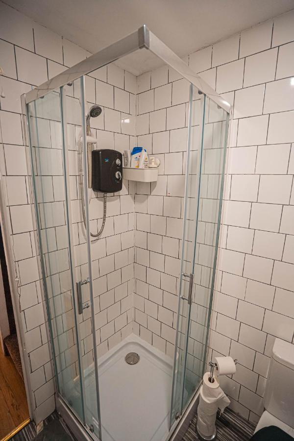 Private And Spacious 2 Bedroom House - Free Parking! Apartment