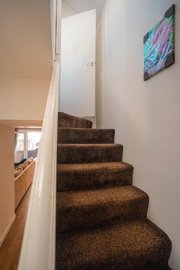 Apartment Private And Spacious 2 Bedroom House - Free Parking! *
