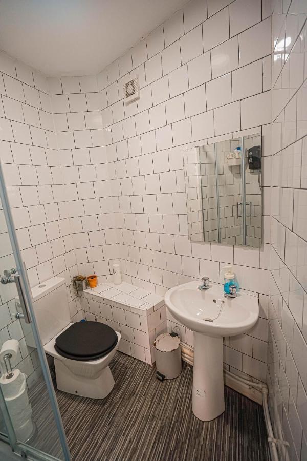 Private And Spacious 2 Bedroom House - Free Parking! Apartment Cardiff