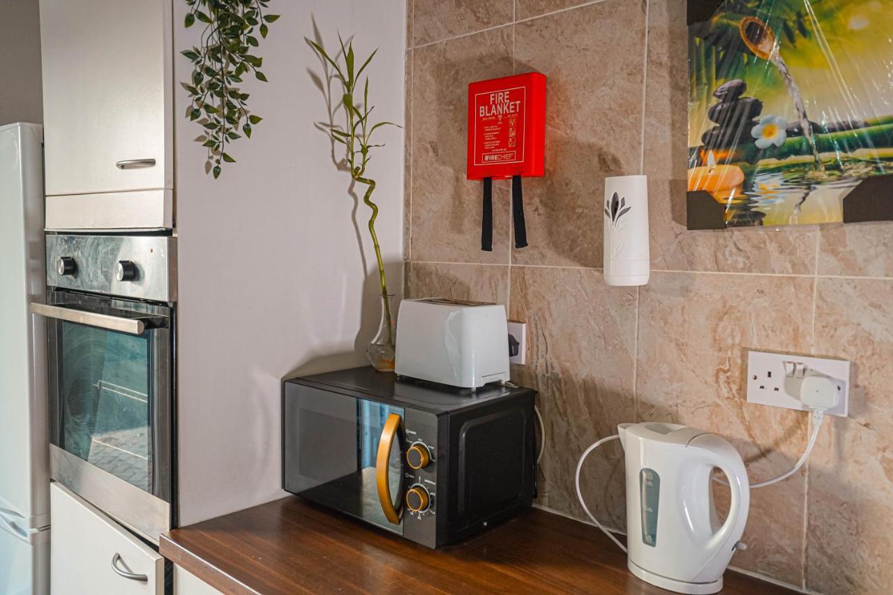 Private And Spacious 2 Bedroom House - Free Parking!