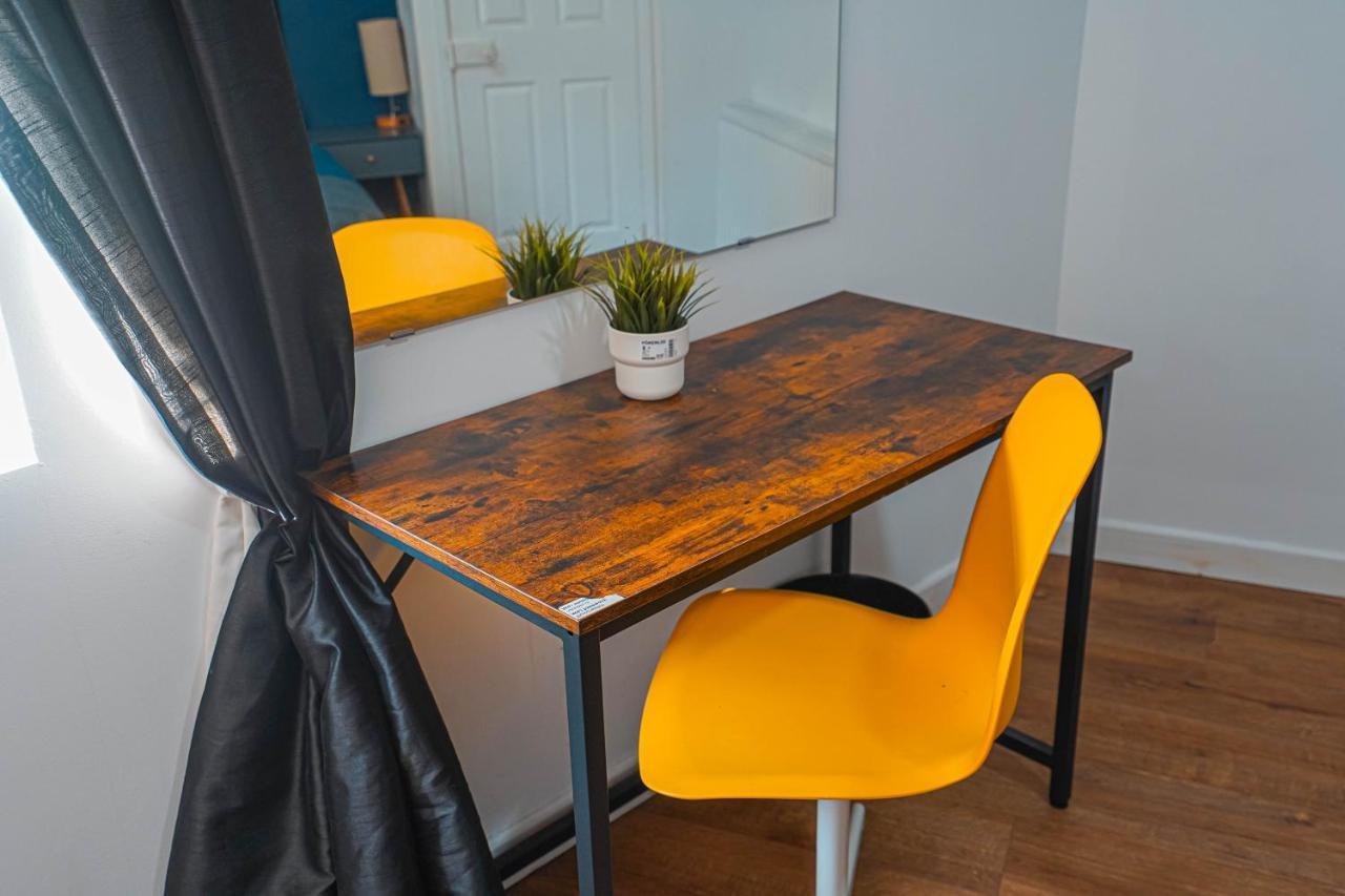 Private And Spacious 2 Bedroom House - Free Parking! * Cardiff