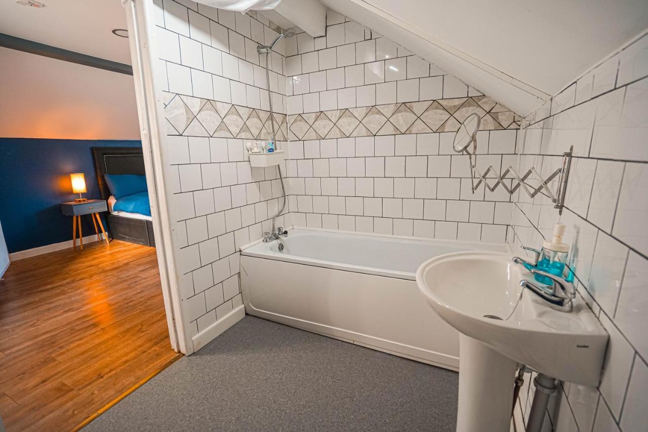 Private And Spacious 2 Bedroom House - Free Parking! Apartment Cardiff