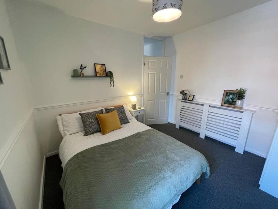 2 Bed - Sleeps Five! Cardiff