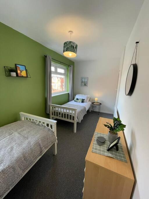 2 Bed - Sleeps Five! Apartment Cardiff
