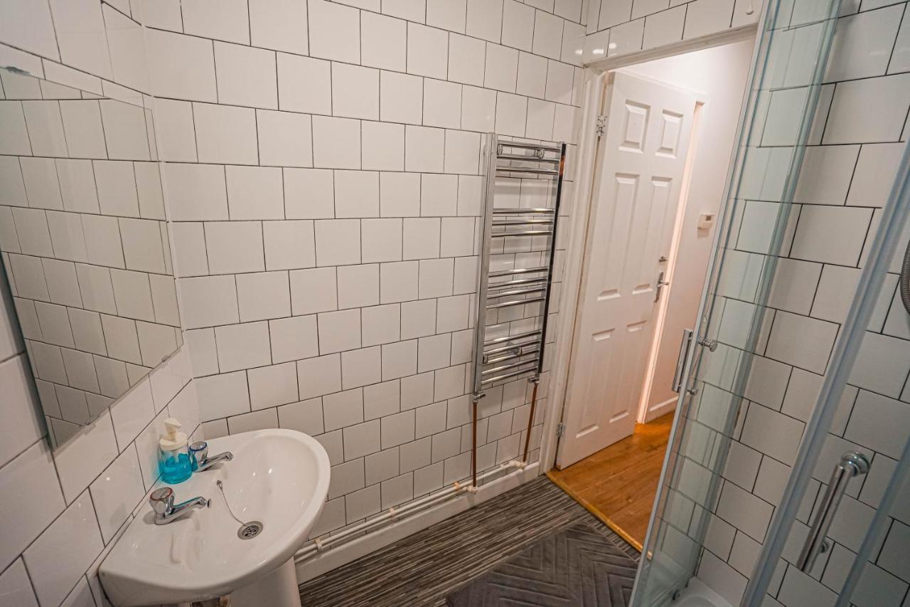 Private And Spacious 2 Bedroom House - Free Parking! Apartment *