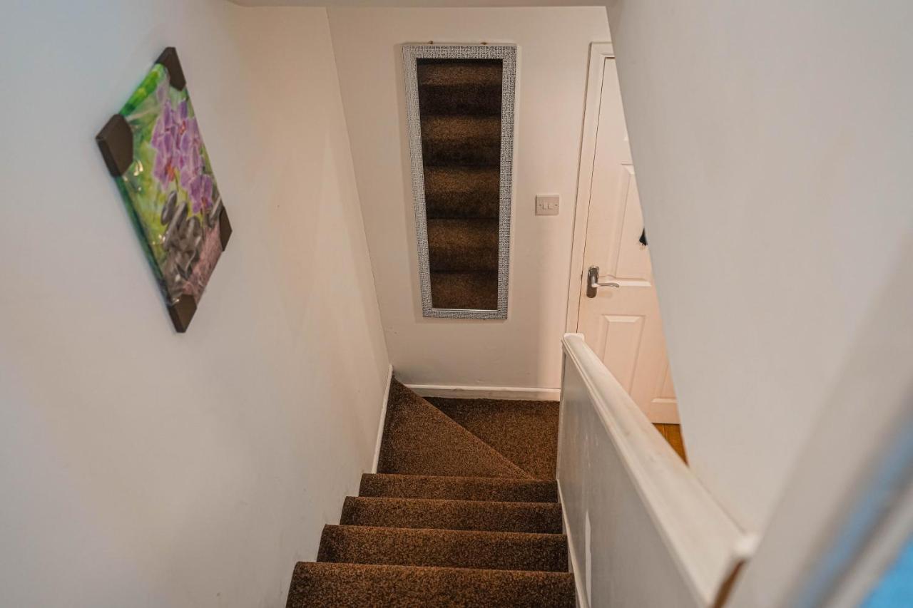 Apartment Private And Spacious 2 Bedroom House - Free Parking!