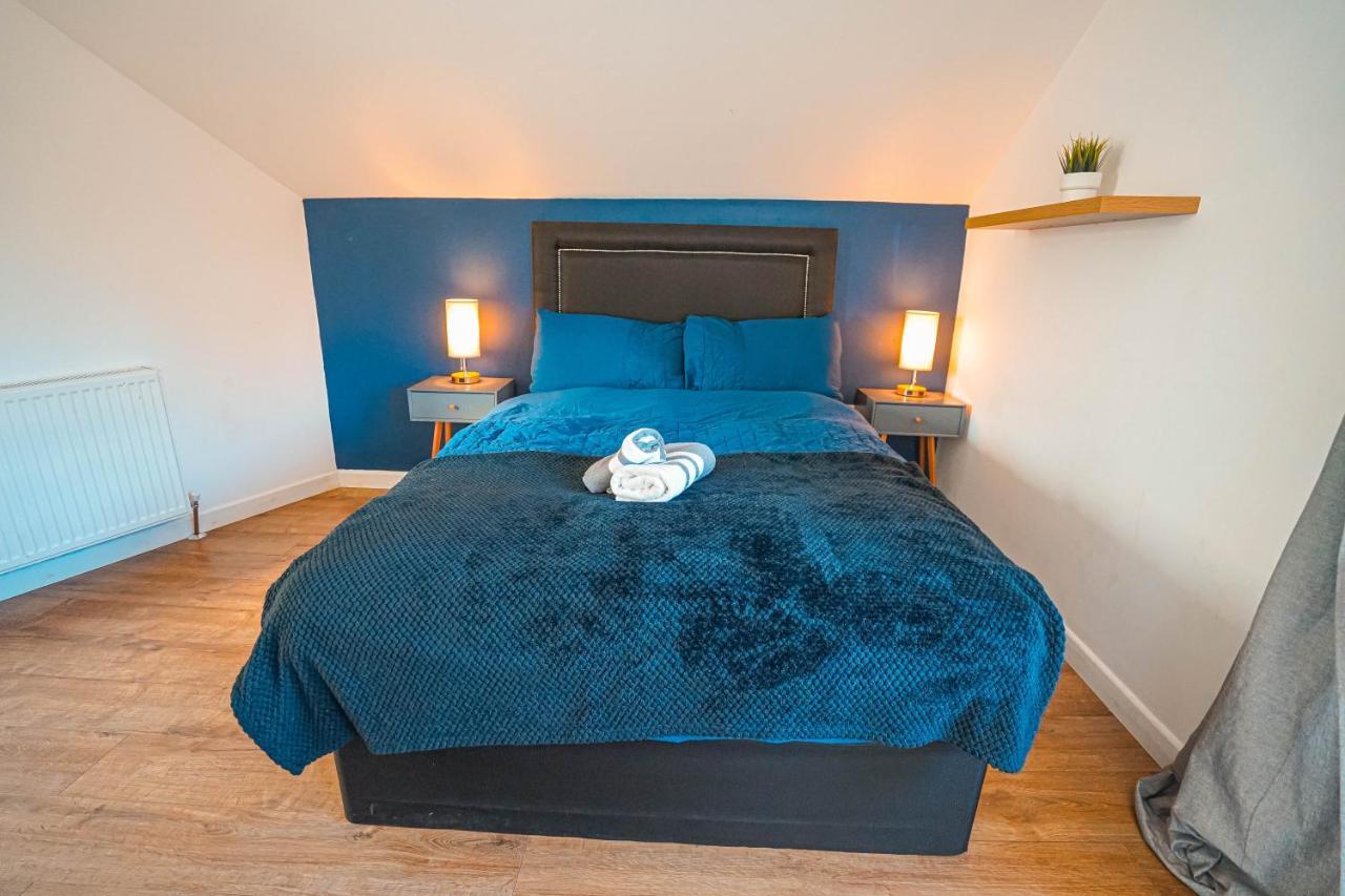Private And Spacious 2 Bedroom House - Free Parking! *