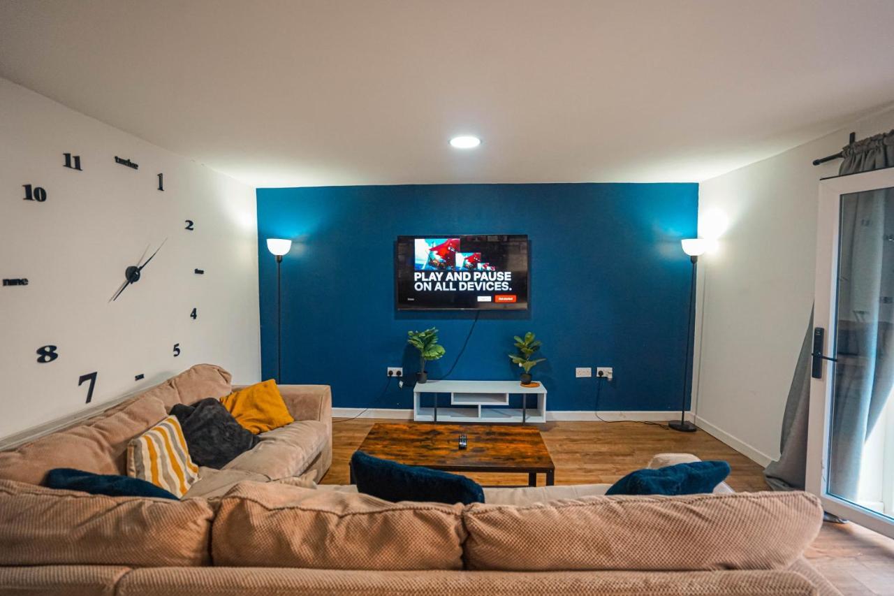 Apartment Private And Spacious 2 Bedroom House - Free Parking!