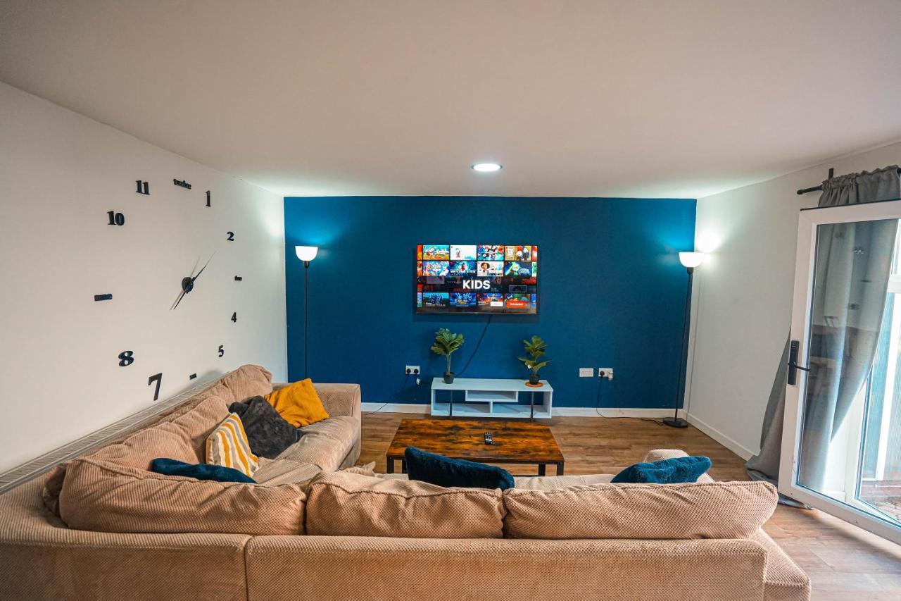 Private And Spacious 2 Bedroom House - Free Parking! Apartment Cardiff