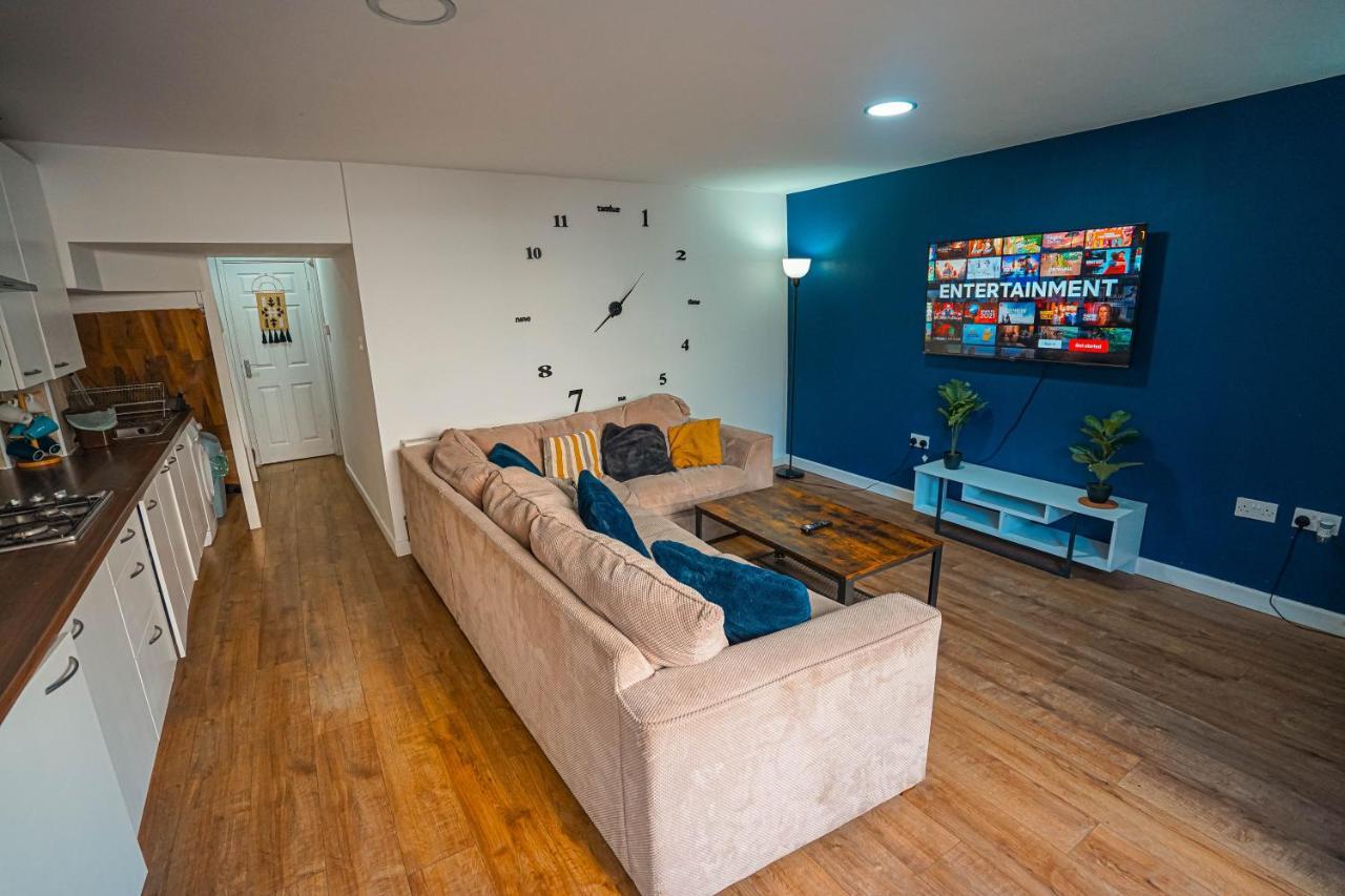 Private And Spacious 2 Bedroom House - Free Parking! *