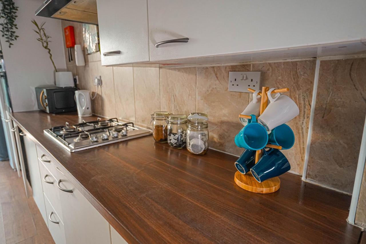 Private And Spacious 2 Bedroom House - Free Parking! *