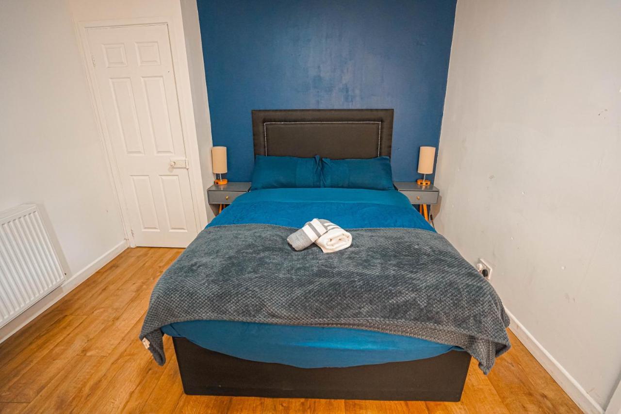 Private And Spacious 2 Bedroom House - Free Parking! Apartment