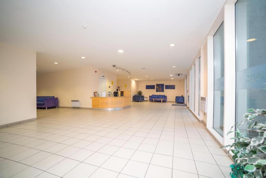 Contemporary Centre In The Aspect Apartment
