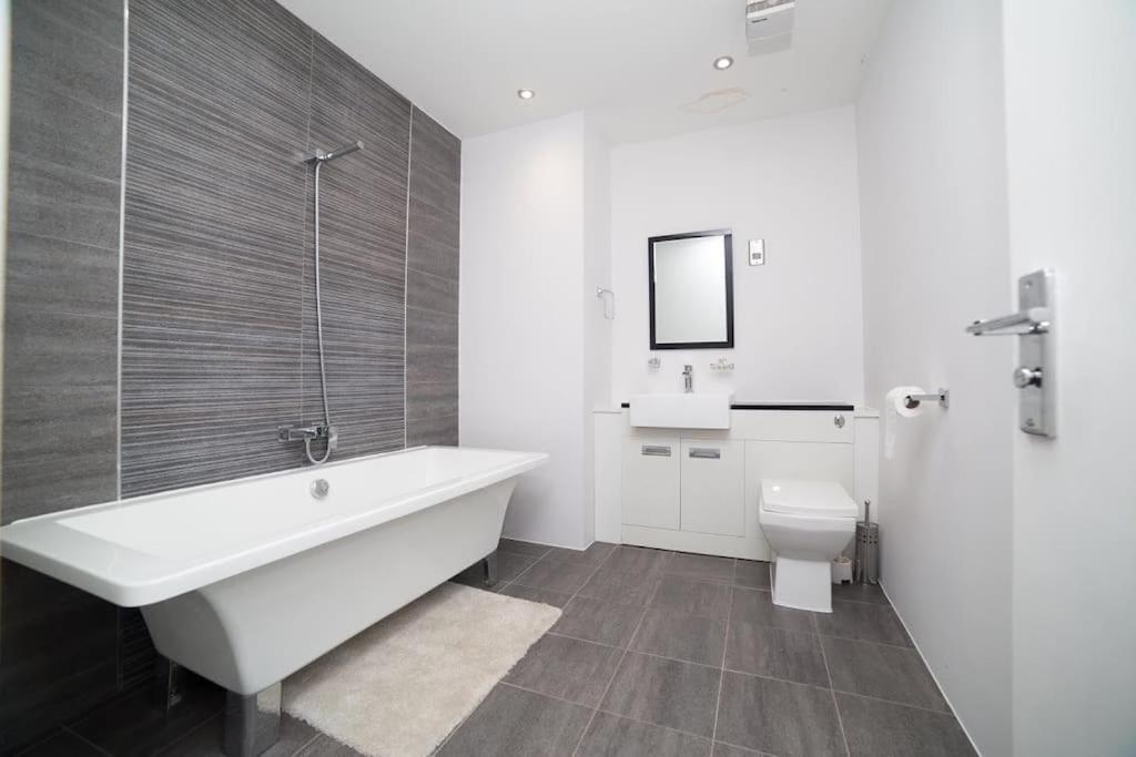 Apartment Contemporary Centre In The Aspect Cardiff