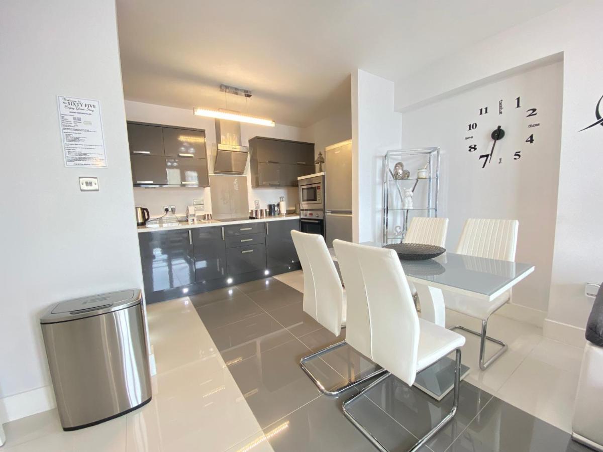 Contemporary Centre In The Aspect Apartment Cardiff