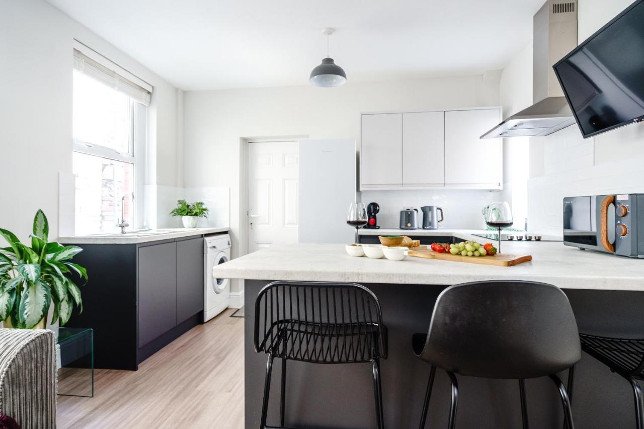35a Howard Gardens - Centre Apartment *
