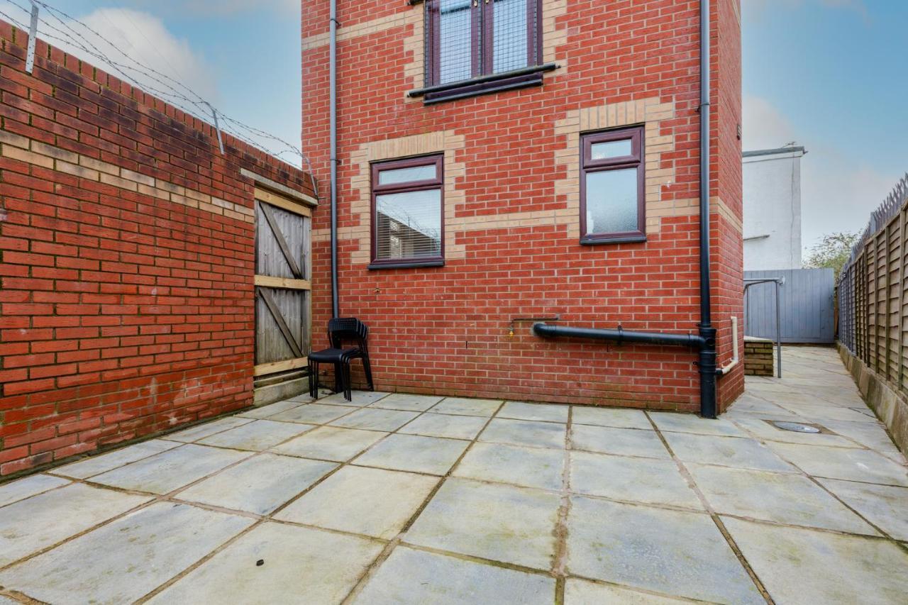 Stayright- 2 Bedroom House, Centrally Located & Close Walk To Centre *
