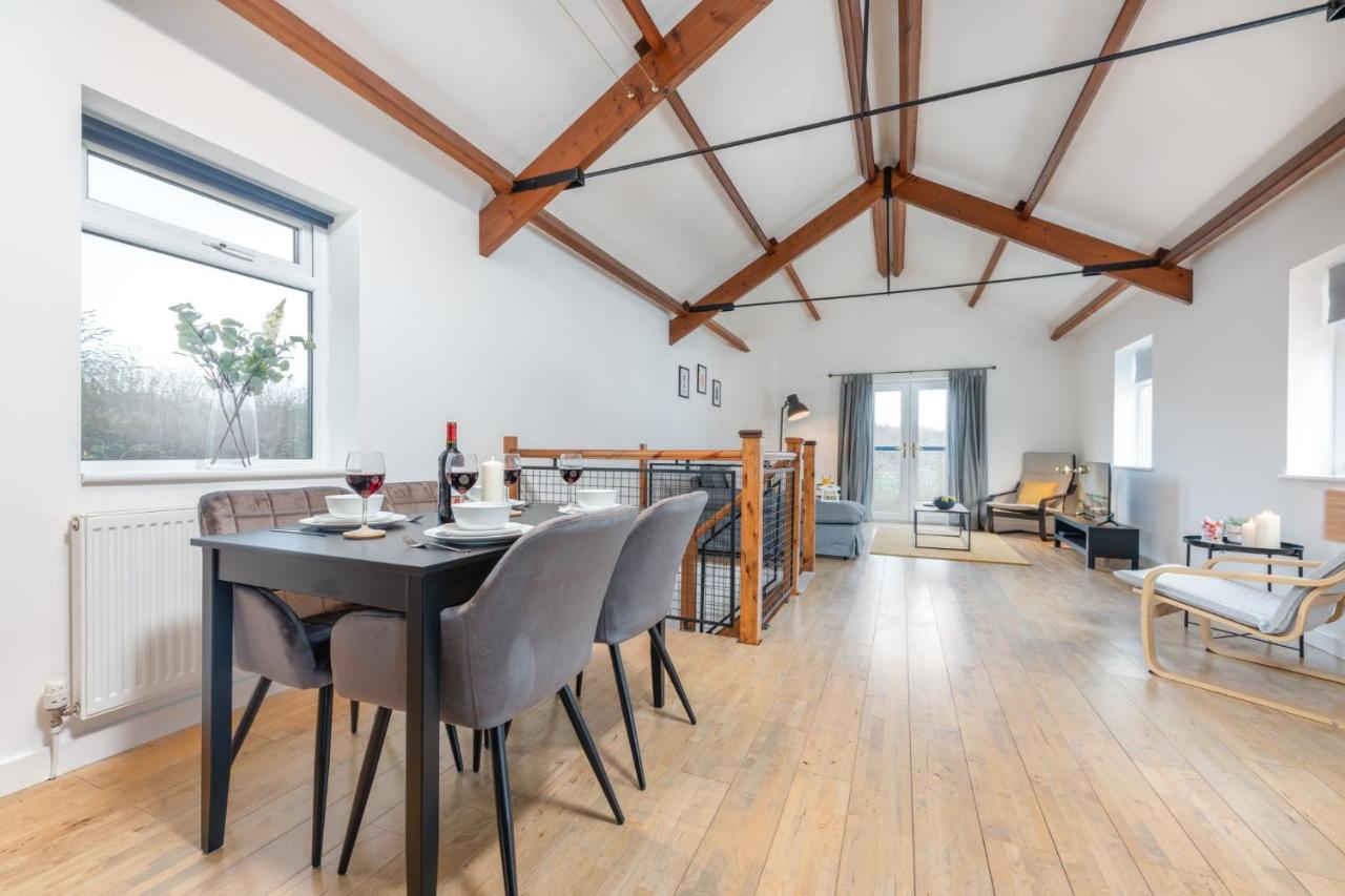 Stayright- 2 Bedroom House, Centrally Located & Close Walk To Centre Apartment *