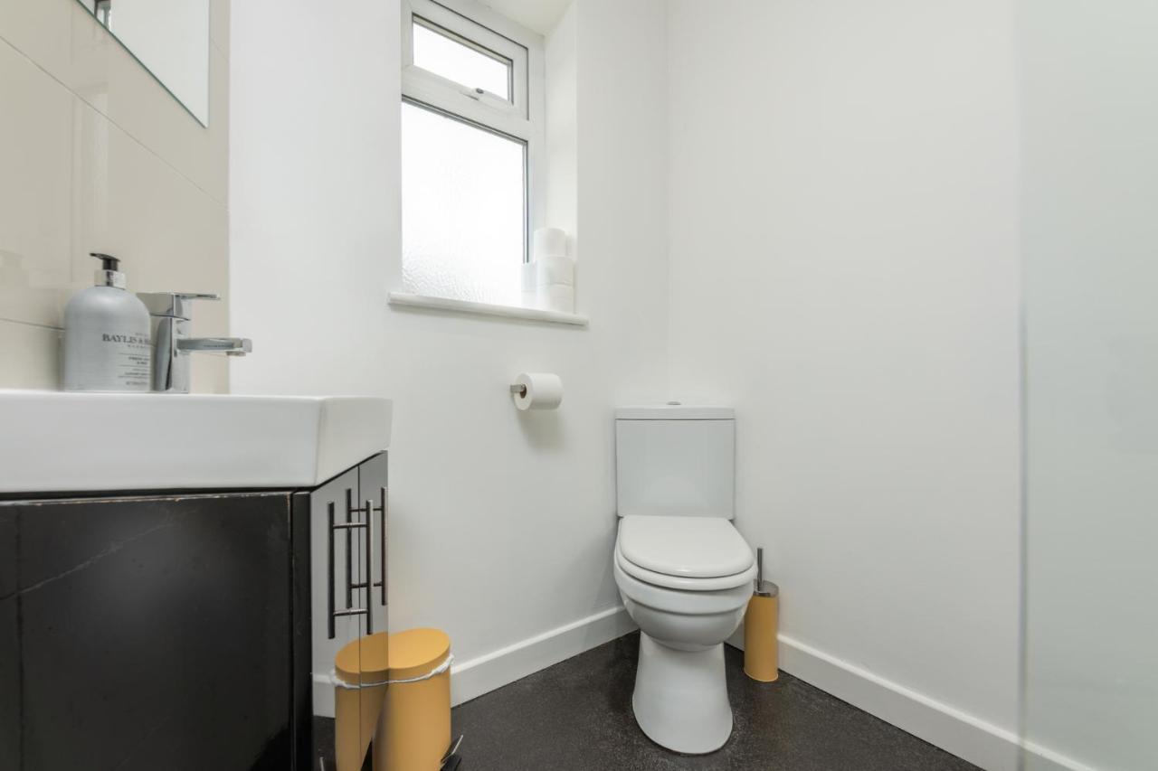 Stayright- 2 Bedroom House, Centrally Located & Close Walk To Centre *