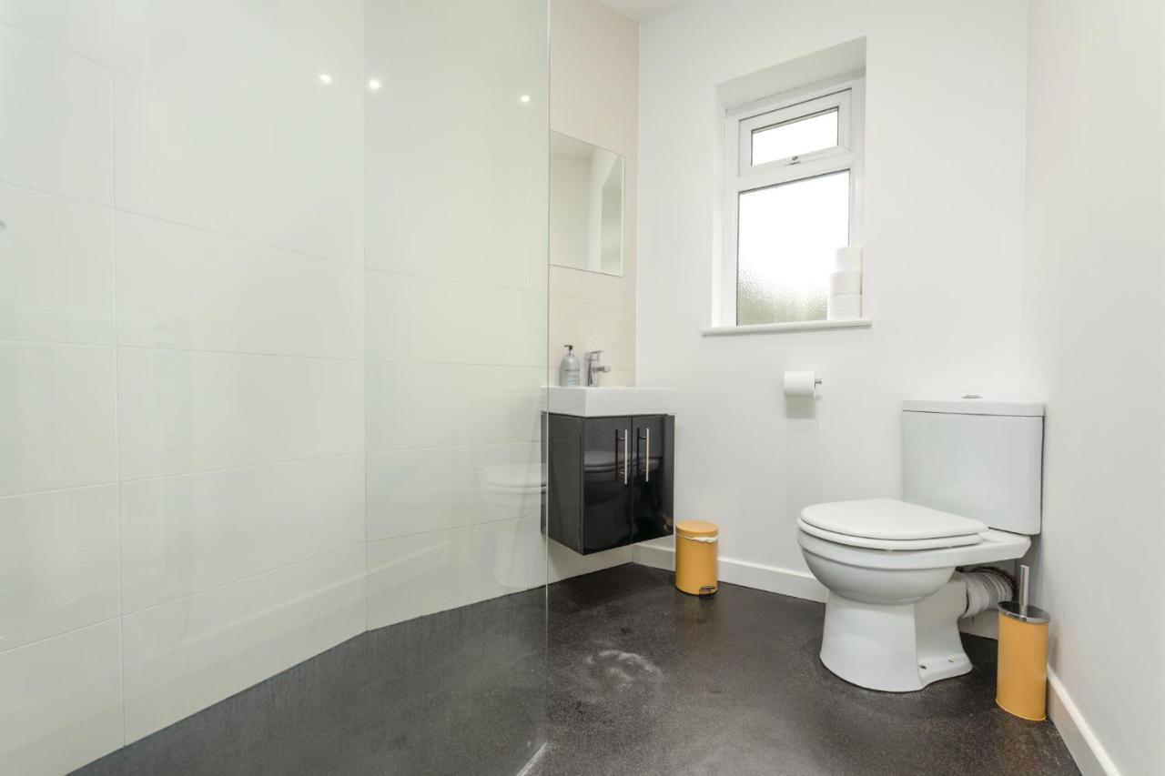 Stayright- 2 Bedroom House, Centrally Located & Close Walk To Centre *