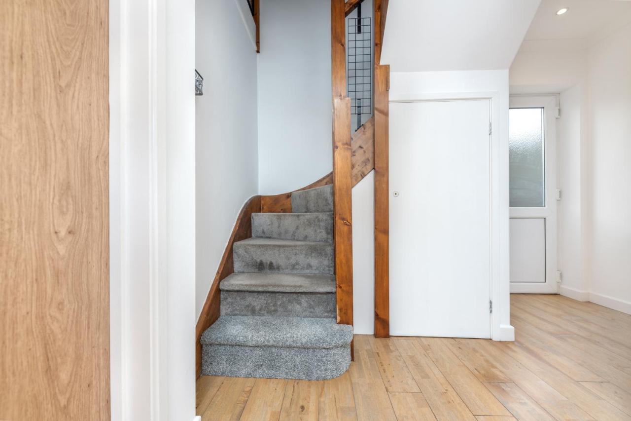 Stayright- 2 Bedroom House, Centrally Located & Close Walk To Centre *