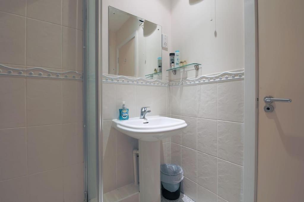 2 Bed Spacious In Cc Apartment *
