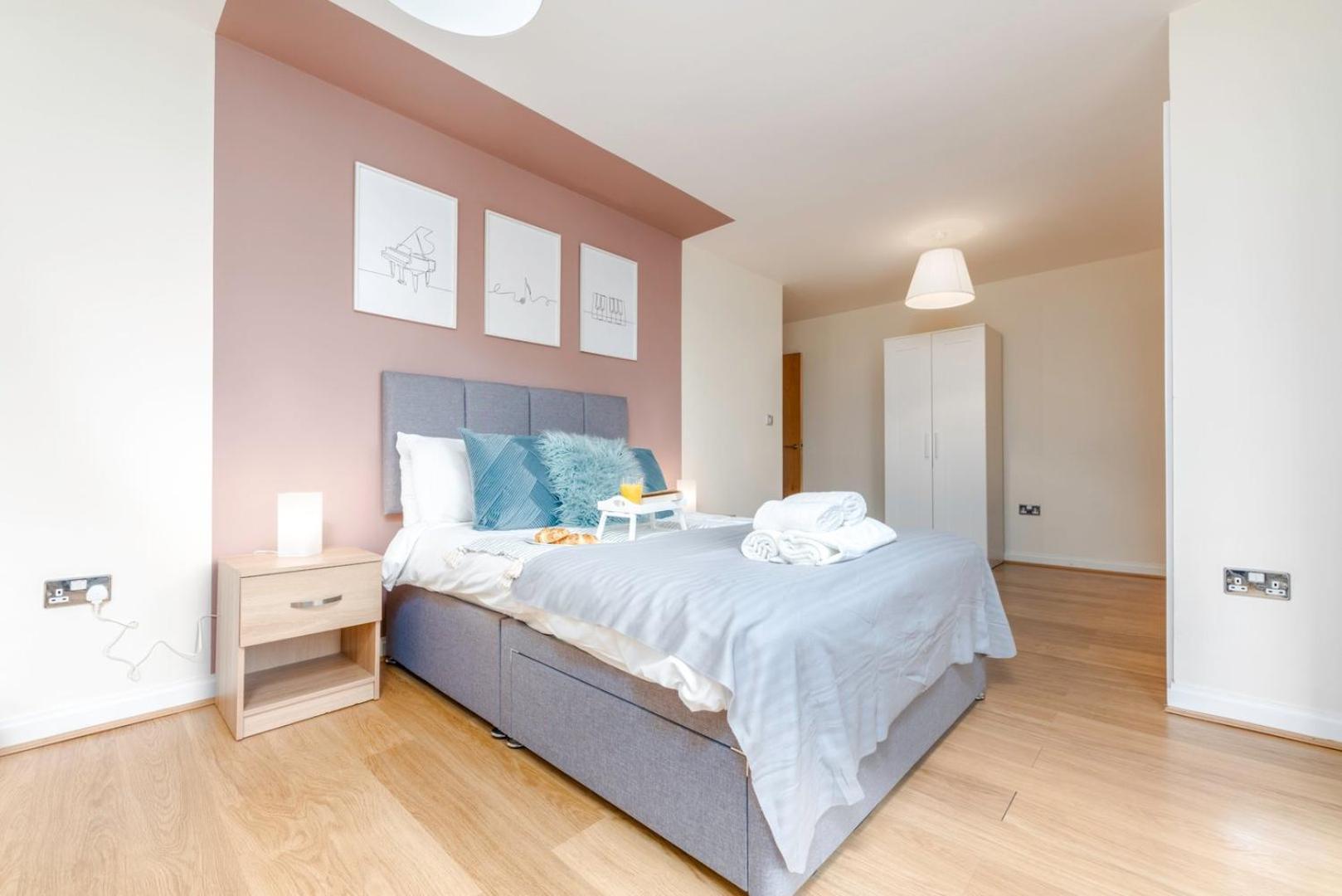 Cozy 2br Retreat | Prime Location Apartment *